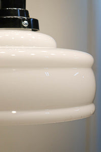 ユニークシルエット!! お洒落な装い溢れるプレスガラス電笠 DC2192