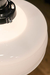 ユニークシルエット!! お洒落な装い溢れるプレスガラス電笠 DC2192