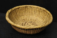 丁寧に編み込まれた優しい風合いの竹製平丸カゴ DC2460