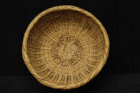 丁寧に編み込まれた優しい風合いの竹製平丸カゴ DC2460