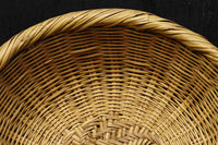丁寧に編み込まれた優しい風合いの竹製平丸カゴ DC2460