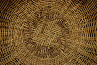 丁寧に編み込まれた優しい風合いの竹製平丸カゴ DC2460