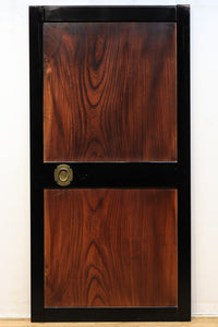 幅890ミリ 黒框枠で纏めた上品な面持ちの極上一枚板けやき板戸 F7620 在庫2枚1組