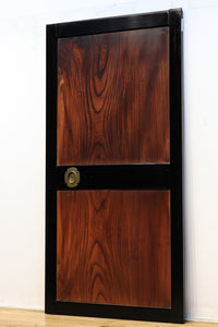 幅890ミリ 黒框枠で纏めた上品な面持ちの極上一枚板けやき板戸 F7620 在庫2枚1組