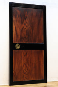 幅890ミリ 黒框枠で纏めた上品な面持ちの極上一枚板けやき板戸 F7620 在庫2枚1組