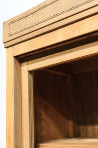 彫刻の装飾がお洒落なオーク材木地色のレトロガラスケース　BB1197