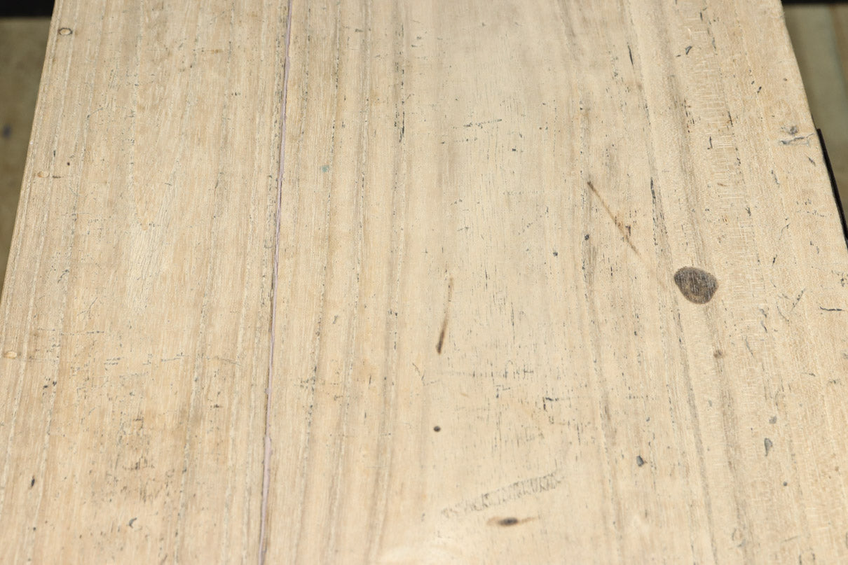 木地色の凛とした雰囲気を纏うアイアンフレーム付き総桐刀箪笥　BB1450