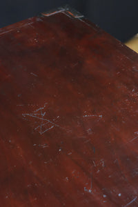 赤味を帯びた色彩に可愛らしい梅の絵柄が馴染む最上衣裳箪笥　BB1767
