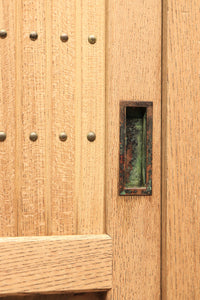 上品な美しさが際立つ木地色の前面総欅近江水屋箪笥　BB1870