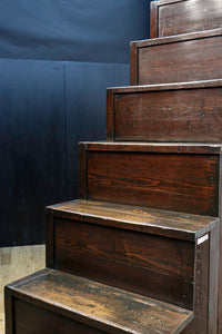 歳月を重ねた風格が漂うとろとろの味わいの階段箪笥　BB1933