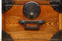 大振りな金具で貫禄溢れる観音扉の越後帳場箪笥　BB1949