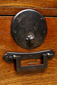 大振りな金具で貫禄溢れる観音扉の越後帳場箪笥　BB1949