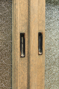 四枚引き戸を備えたお洒落な木地色のレトロガラスケース　BB1980