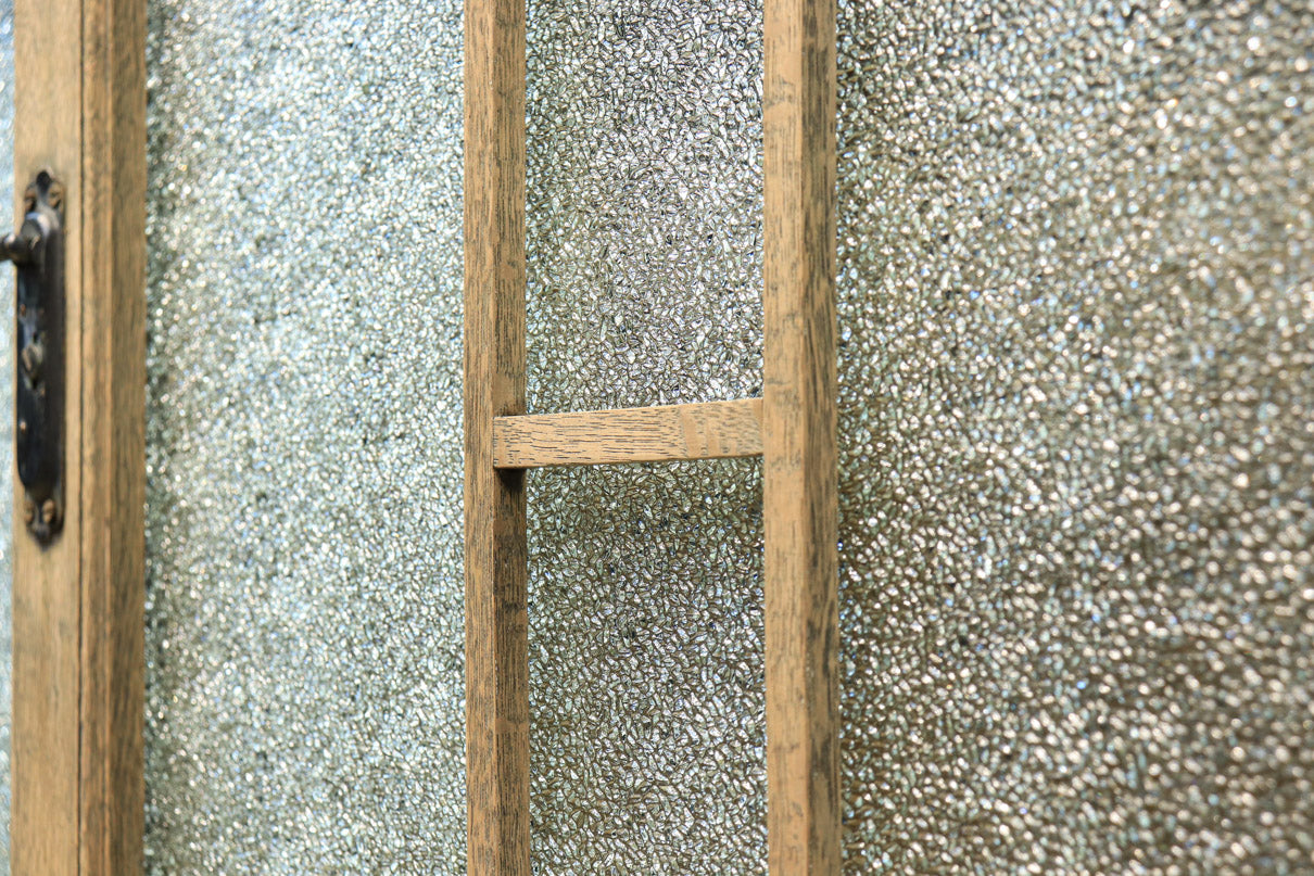 四枚引き戸を備えたお洒落な木地色のレトロガラスケース　BB1980