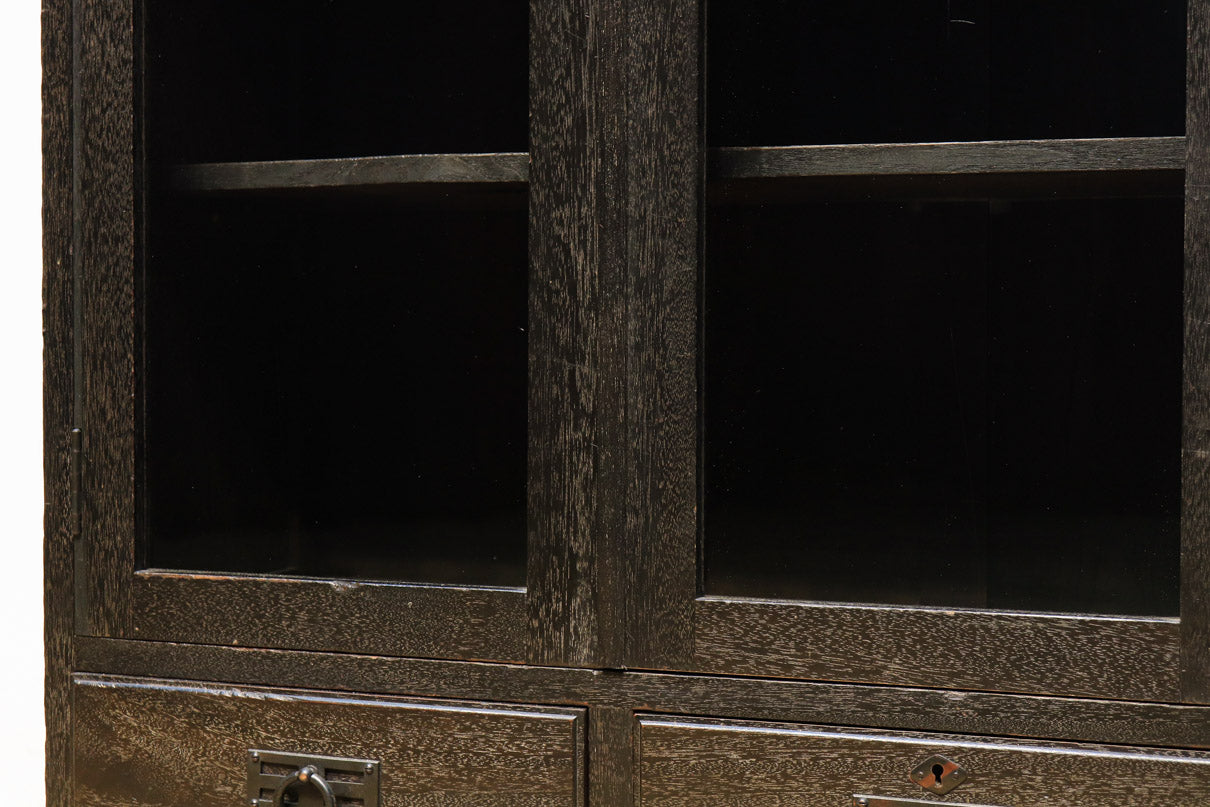 装飾性のある観音扉がシックで上品な本棚　BB2008