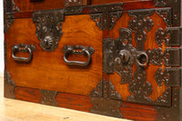 時代の漆を纏う欅鏡板と金具の一つ一つが美しい極上庄内枕箪笥　BB2041