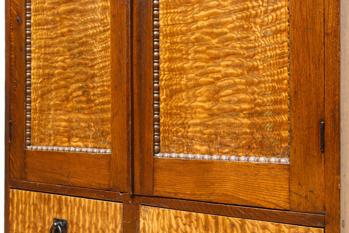 レリーフの小窓が華やかな観音扉の本棚　BB2048