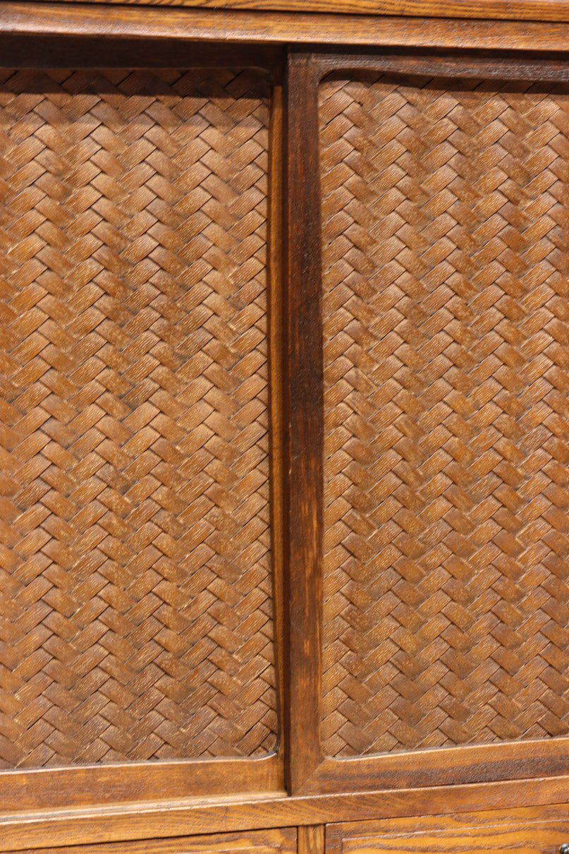 網代編み引き戸に透かし絵が引き立つ風情ある水屋箪笥　BB2227
