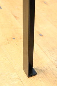 明るい木地色をした柔らかなアイアンフレーム付き小間物箪笥　BB2259