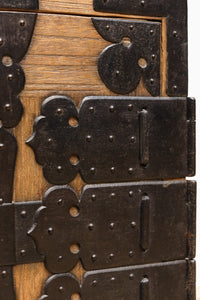 貫禄の装飾金具を纏う木地色帳場箪笥　BB2298-MT