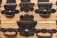貫禄の装飾金具を纏う木地色帳場箪笥　BB2298-MT