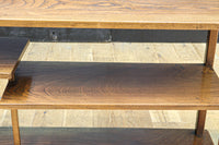 段違いの棚板を細身の脚で支える飾り棚　BB2363