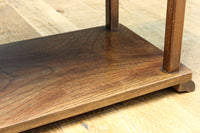 段違いの棚板を細身の脚で支える飾り棚　BB2363