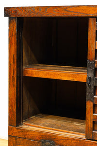 分厚い横桟づくりの引き戸で貫禄のある米沢帳場箪笥　BB2373