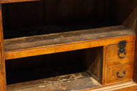 分厚い横桟づくりの引き戸で貫禄のある米沢帳場箪笥　BB2373