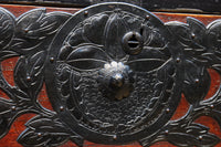 下り藤紋の装飾金具で飾られた帳場箪笥　BB2397