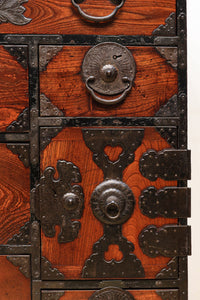 表情豊かな欅杢目と大型装飾金具が映える仙台衣裳箪笥　Ba7814-MT