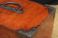 重厚な金具で覆われた貫禄溢れる酒田船箪笥　BB2435