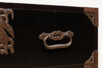 黒漆が装飾金具を引き立てる上品な庄内衣裳箪笥　BB2438