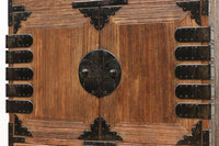 観音扉の中央に梅鉢紋を添えた上品な小振りサイズ越後帳場箪笥　BB2486