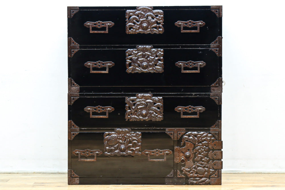 伝統的な木製箪笥 金具装飾付き 伝統的な木製箪笥 金具装飾付き 伝統的な木製箪笥 金具装飾付き