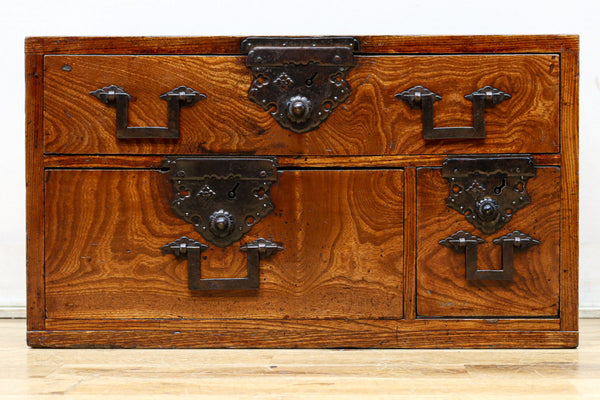 小振りながら貫禄のある酒田知工箪笥　BB3024