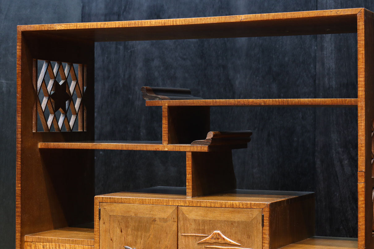 時代を経た味わいが風情溢れる上質な飾り棚　BB3103