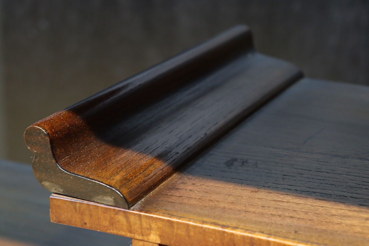 時代を経た味わいが風情溢れる上質な飾り棚　BB3103