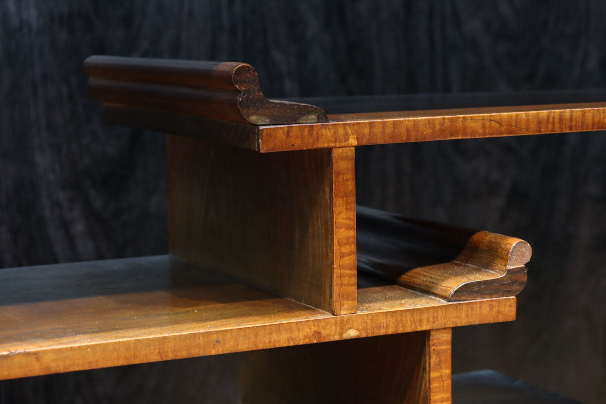 時代を経た味わいが風情溢れる上質な飾り棚　BB3103