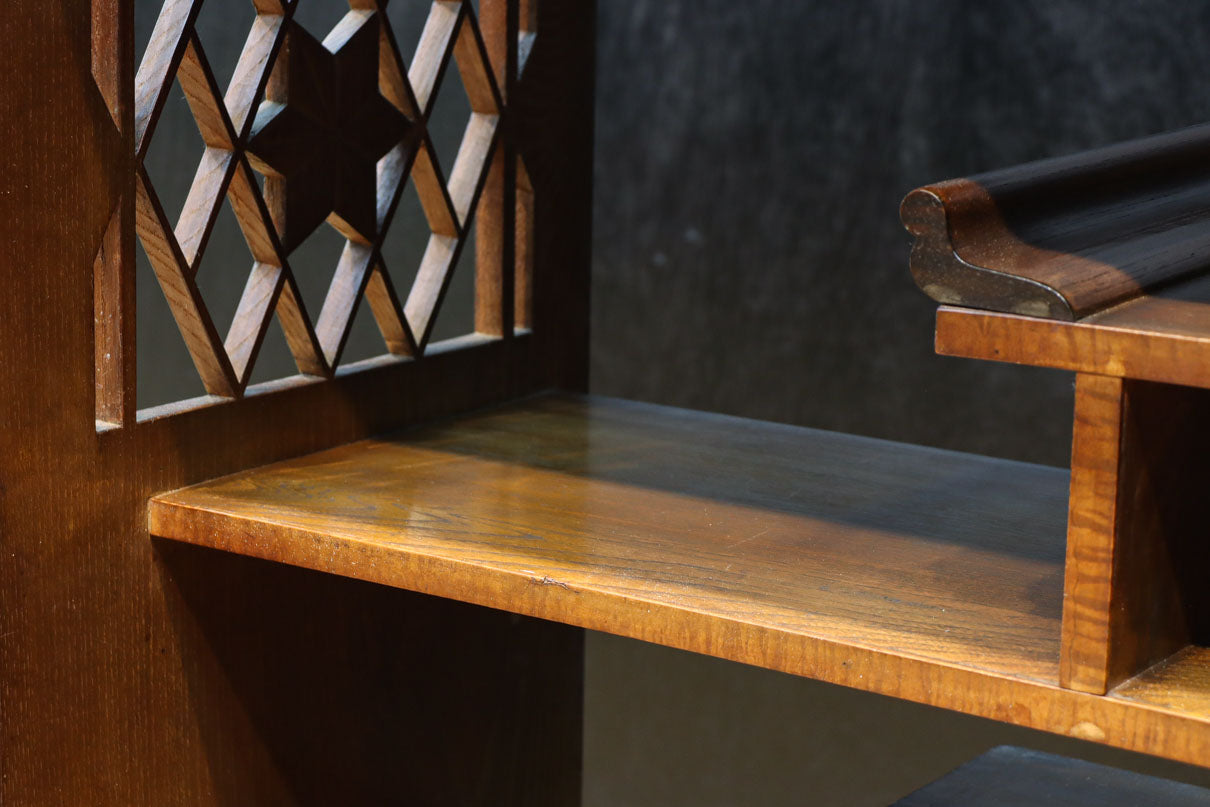 時代を経た味わいが風情溢れる上質な飾り棚　BB3103