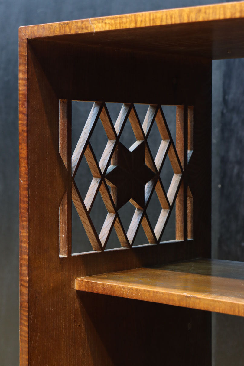 時代を経た味わいが風情溢れる上質な飾り棚　BB3103