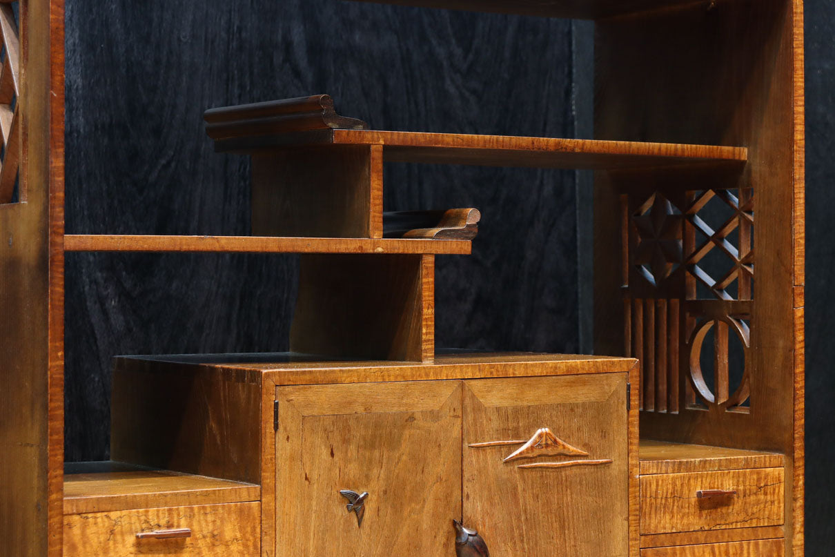 時代を経た味わいが風情溢れる上質な飾り棚　BB3103