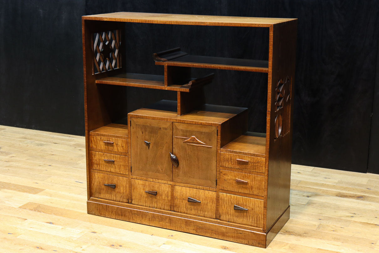 時代を経た味わいが風情溢れる上質な飾り棚　BB3103