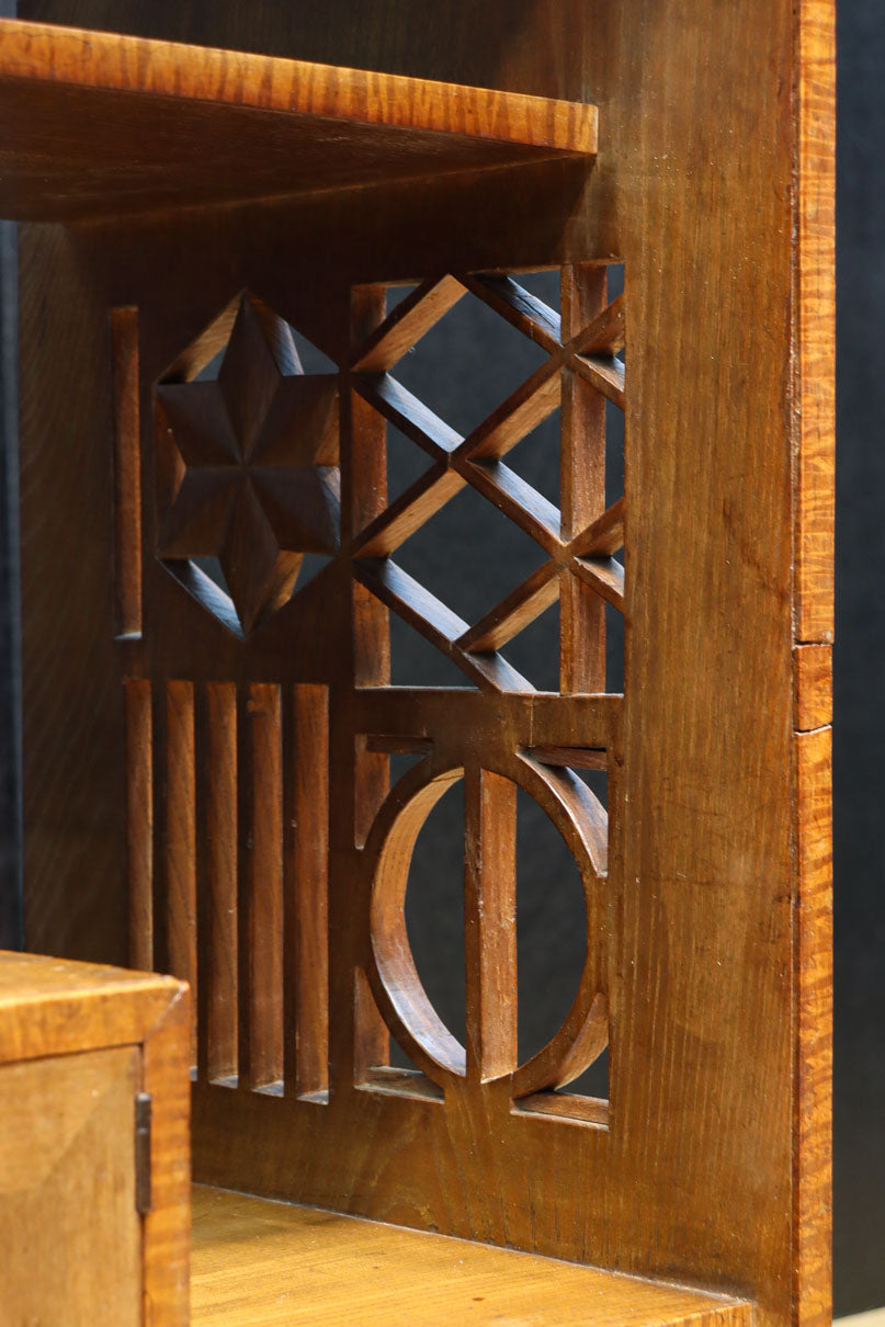 時代を経た味わいが風情溢れる上質な飾り棚　BB3103