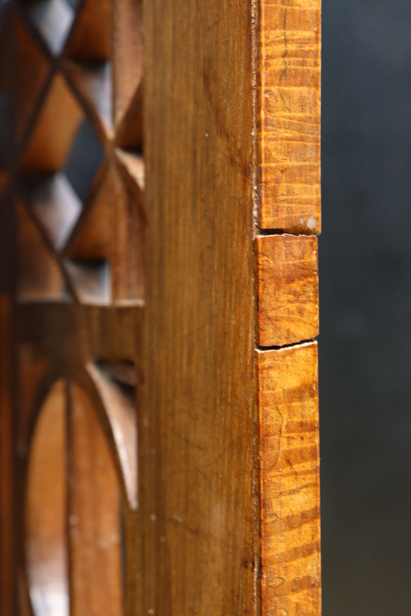 時代を経た味わいが風情溢れる上質な飾り棚　BB3103