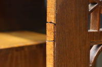 時代を経た味わいが風情溢れる上質な飾り棚　BB3103