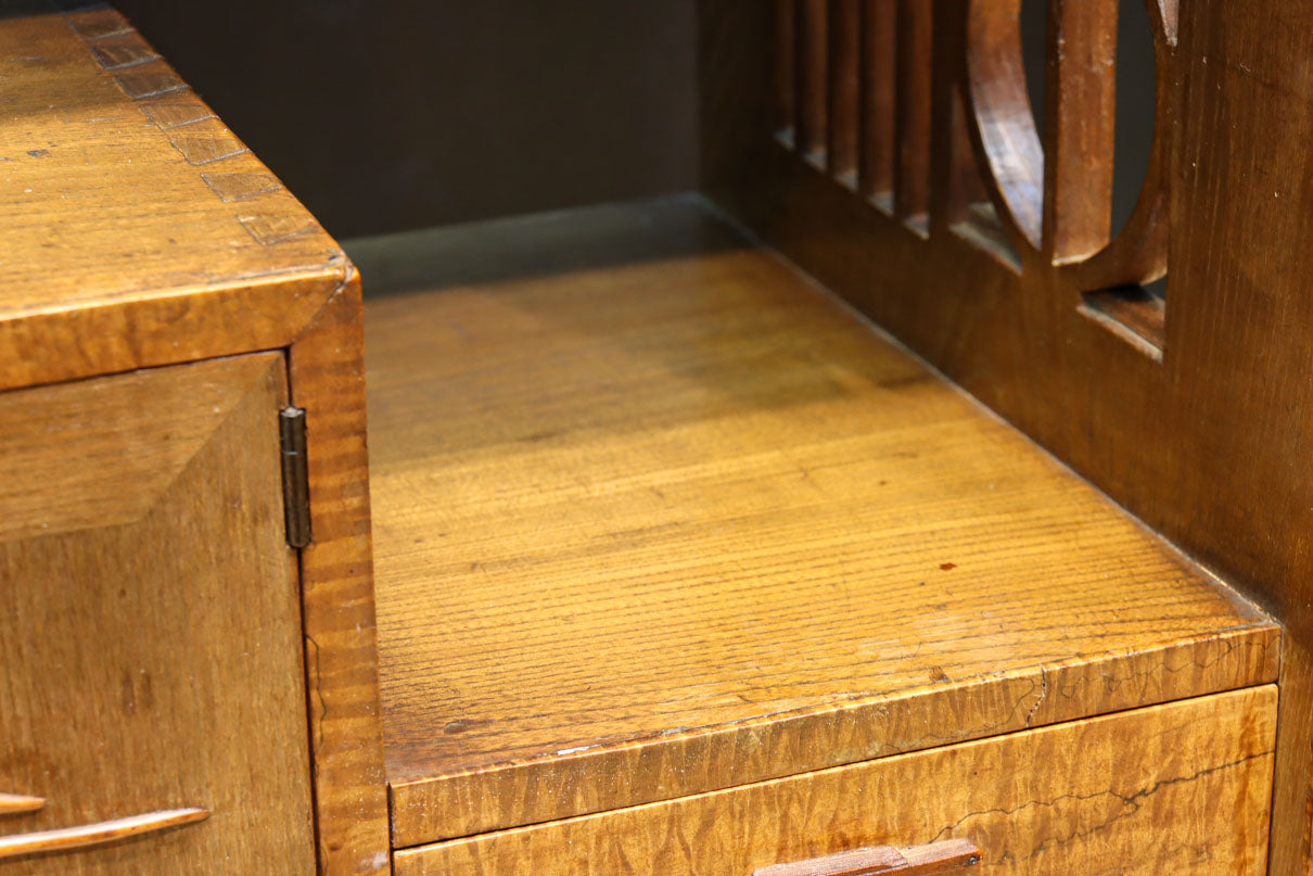 時代を経た味わいが風情溢れる上質な飾り棚　BB3103