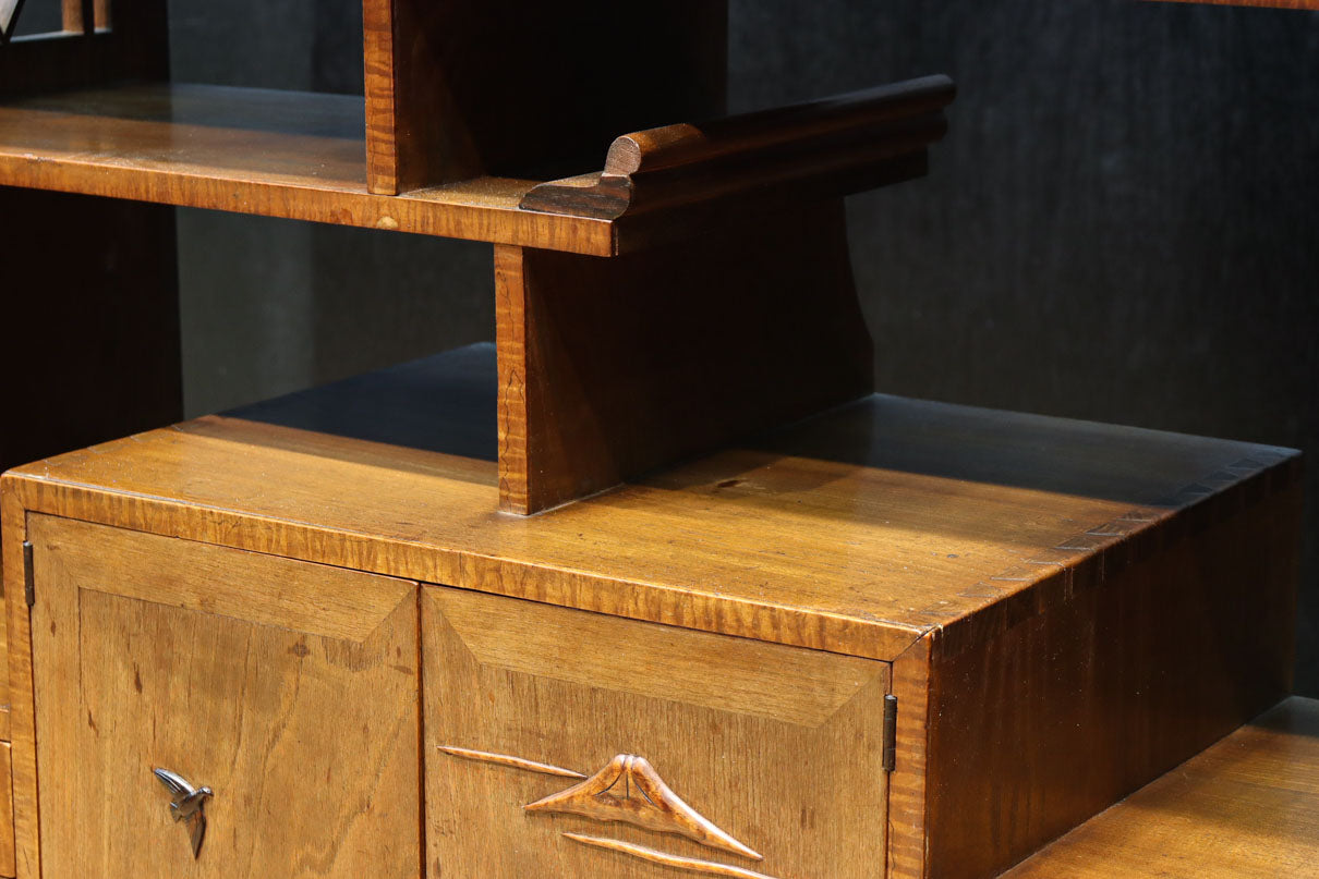 時代を経た味わいが風情溢れる上質な飾り棚　BB3103