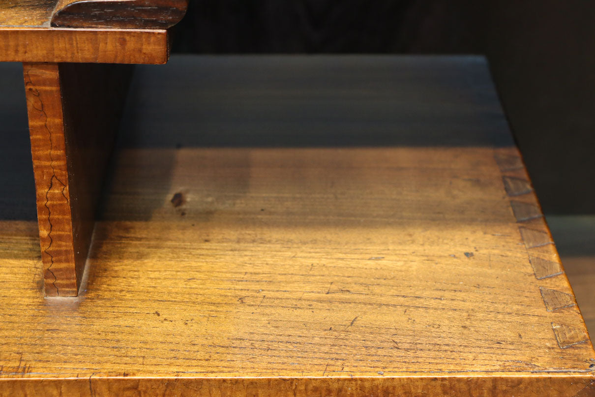 時代を経た味わいが風情溢れる上質な飾り棚　BB3103