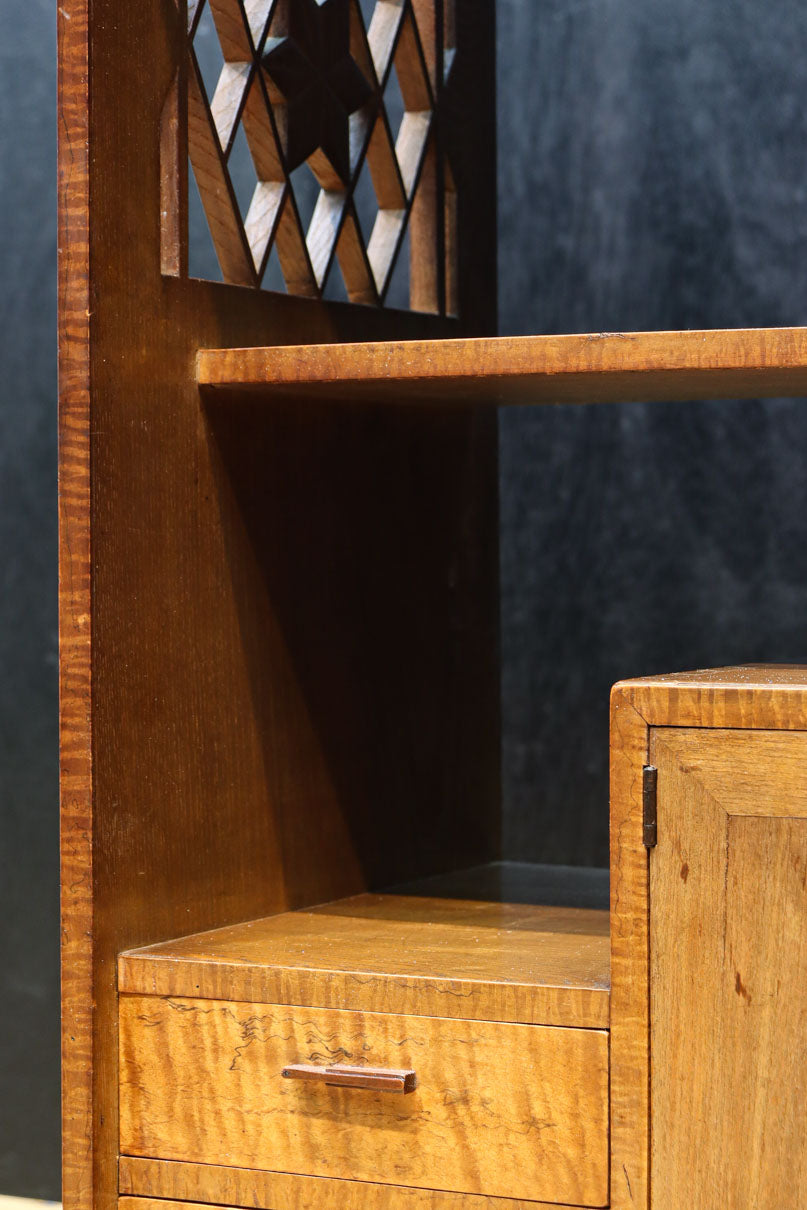 時代を経た味わいが風情溢れる上質な飾り棚　BB3103